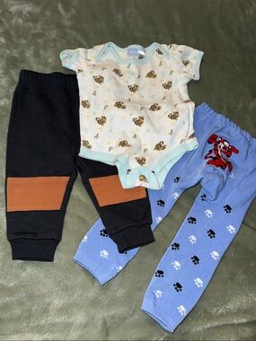 9m
Vintage Disney Cream Onesie Light Blue Trim tigger and leggings